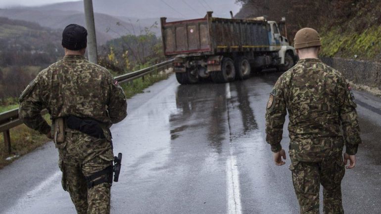 Стотици етнически сърби издигнаха барикади на път в Северно Косово