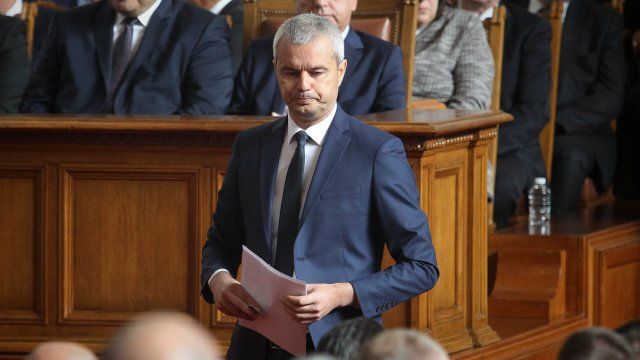 В декларация от парламентарната трибуна председателят на Възраждане Костадин Костадинов