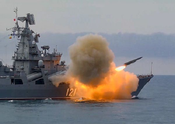 Пожар е избухнал на флагманския крайцер на руския Черноморски флот