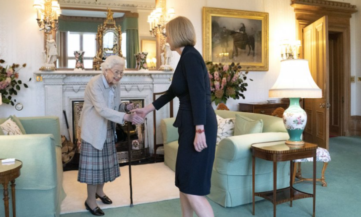 Кралица Елизабет Втора назначи Лиз Тръс за нов премиер на