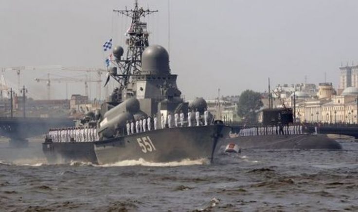 парад на руски военни кораби