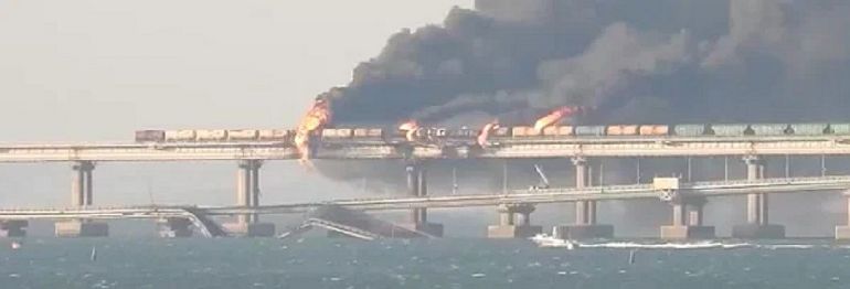 На Кримския мост е взривен товарен автомобил, в резултат са