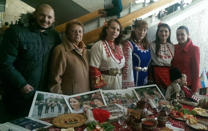 Българи в Крим. Фестивал "Съцветие на културите в Крим", с българско и руско флагчета на масата