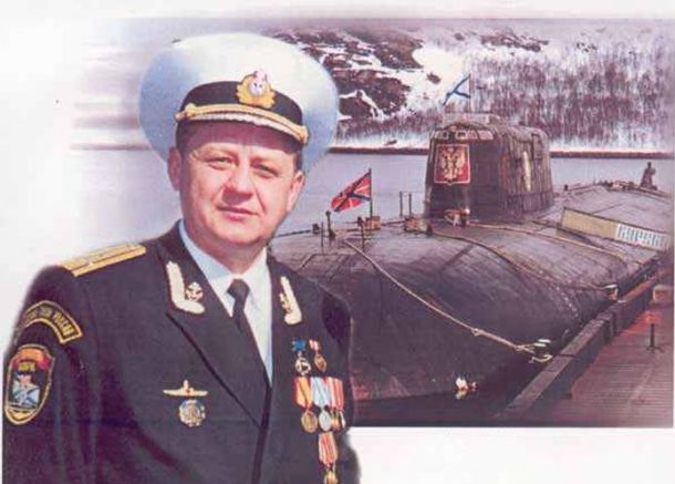 В последните мигове от живота си командирът на „Курск“ капитан I ранг Генадий Лячин заповядва да бъде заглушен ядреният реактор на подводницата, с което спасява планетата от неописуемо радиоактивно заразяване