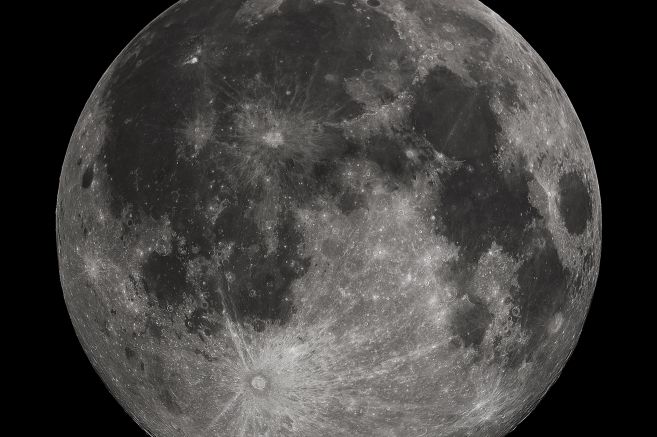 Учени картографираха химичния състав на лунната повърхност, съобщи Дарик с