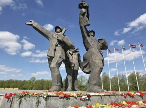 Вчера Рига започна демонтирането на паметника на съветските войници в