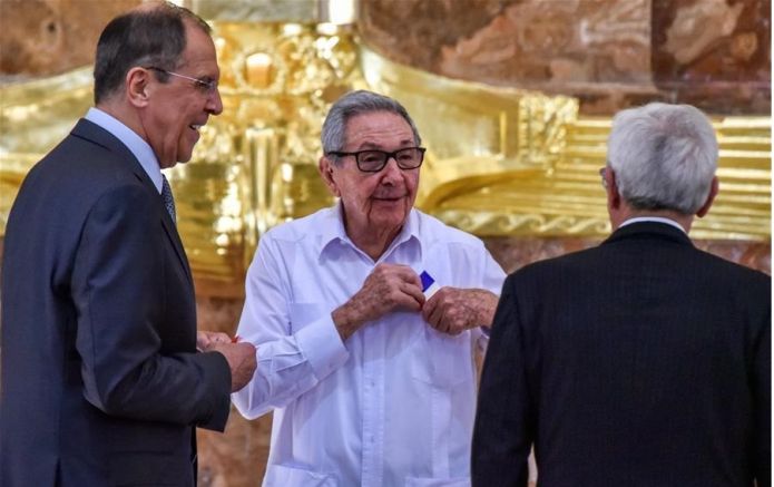 Руският външен министър Сергей Лавров на откриването на Capitolio с Раул Кастро