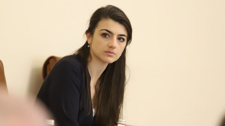 Лена Бориславова отговори на нападките на Радев срещу стъкмената коалиция
