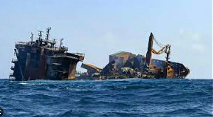 Гръцката брегова охрана съобщи в неделя че товарен кораб с
