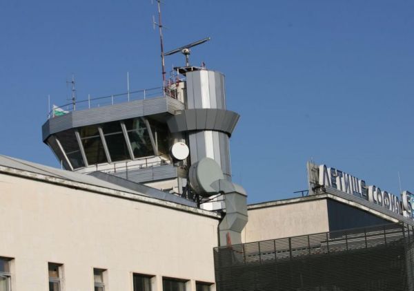 Самолетът с депортираните мигранти е кацнал на летище София точно