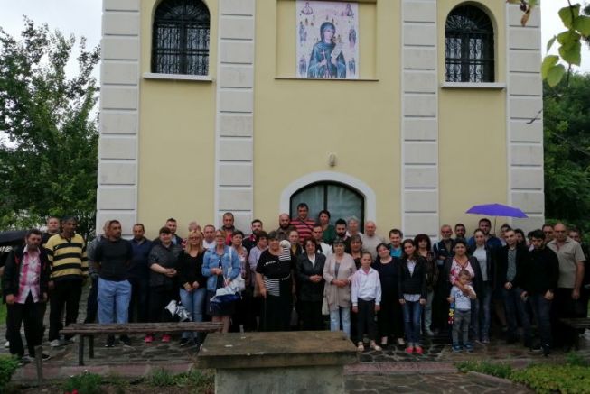 Протестиращите пред храма в Левски