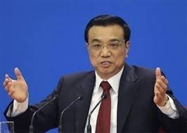 Китайският премиер Ли Къцян обеща вчера да ускори мирния растеж