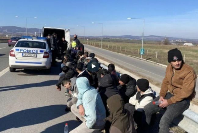 Бус натъпкан с мигранти   задържа полицията на АМ Струма Превозното