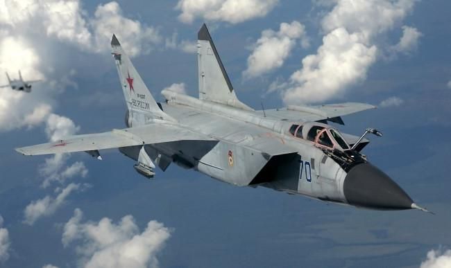 Руски МиГ-31К, носител на ракети Кинжал, се запали в небето