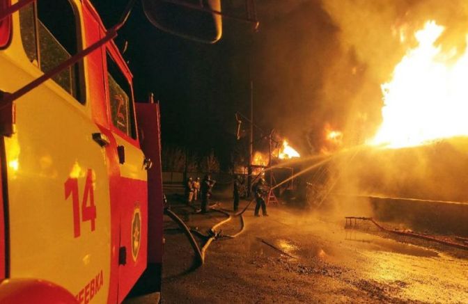 Мощен пожар избухна в петролна база във временно окупирания град