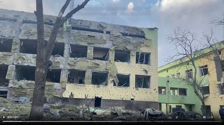 Снимка: архив – бомбардираният родилен дом в Мариупол