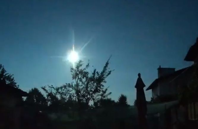 Метеорит премина над България взриви се в атмосферата и падна