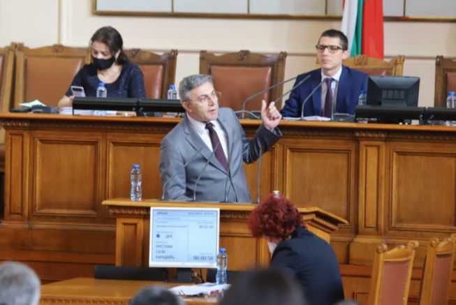 Напрежение между Асен Василев и ДПС предизвика бъдещ законопроект за