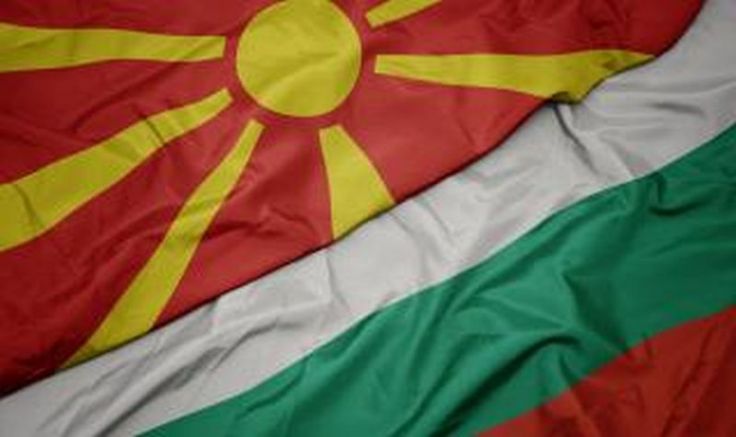 Македонските гранични власти вече трети час обискират член на българската