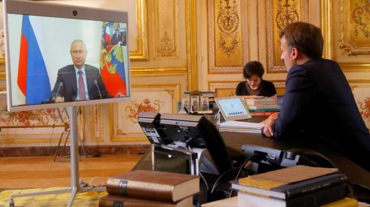 Руският президент Владимир Путин в разговор с френския си колега