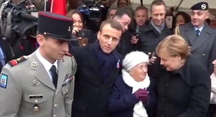 Еманюел Макрон и Ангела Меркел със стогодишната французойка