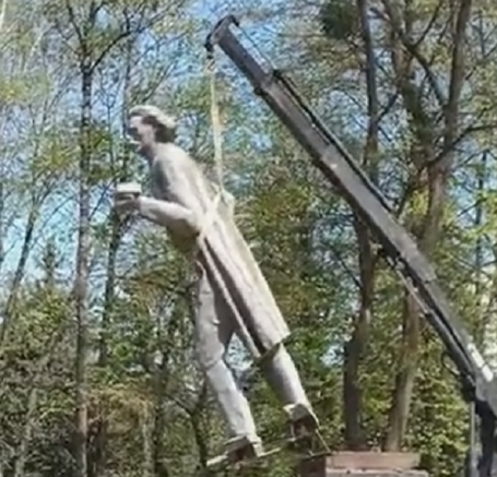 Събориха паметника на Максим Горки във Виница Украйна Монументът на