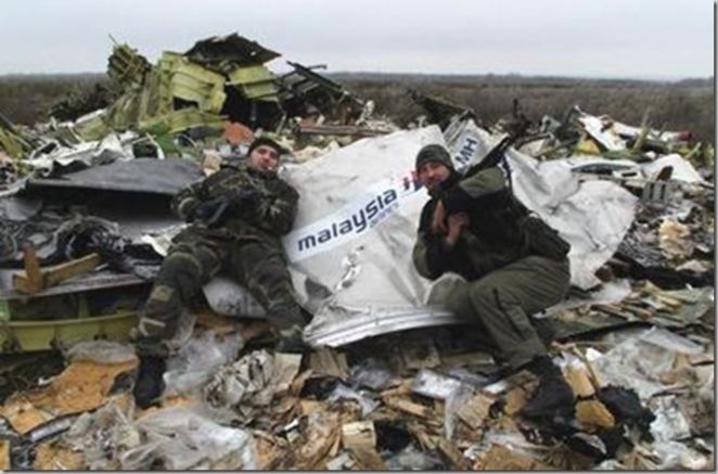 Проруски сепаратисти позират с останките на сваления самолет