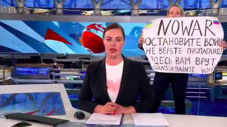 Адвокатите на журналистката която прекъсна ефира на руската държавна телевизия