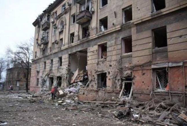 Работници които копаят в развалините на разрушения Мариупол са открили
