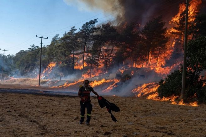 Огромен горски пожар избухна в Мармарис във вторник вечерта. По