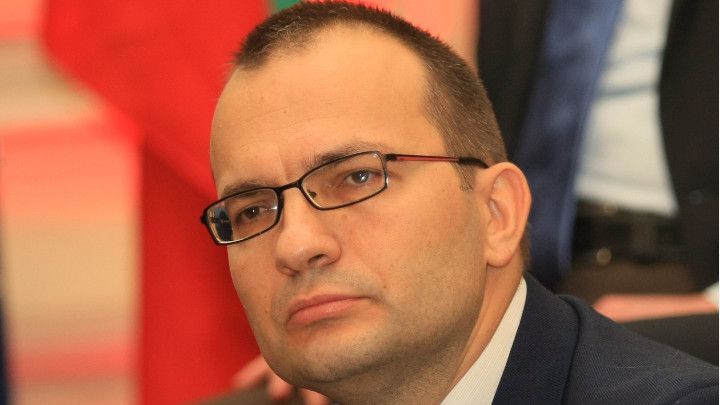 Депутатът от Демократична България Мартин Димитров отправи въпроси към военния