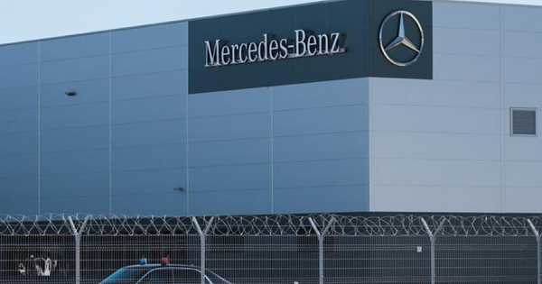 Германският автомобилен концерн Mercedes Benz планира да продаде завода си в