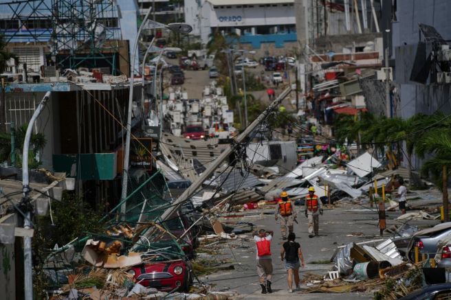 Увеличава се броят на жертвите на мощния ураган Отис който