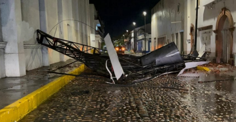 Ураганът Лидия“ причини смъртта на най-малко двама души в Мексико,