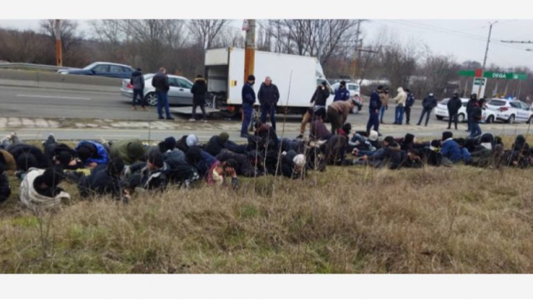 Над 30 полузадушени мигранти са открити на турско българската граница в