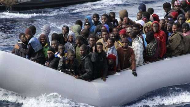 Бреговата охрана на Гърция съобщи че над 100 мигранти са