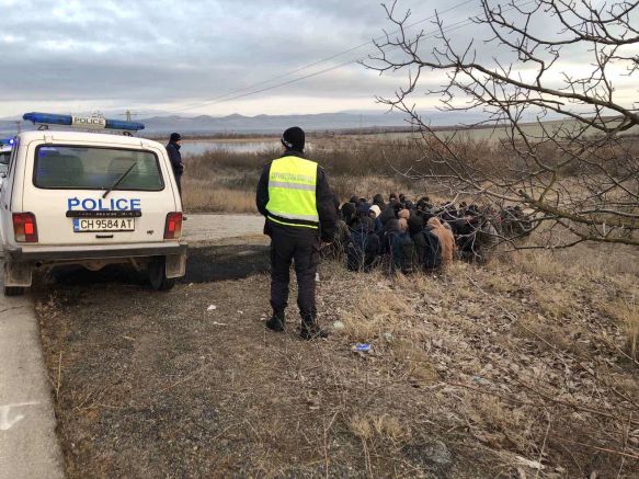 Голяма група мигранти са заловени край Нова Загора съобщи БГНЕС Групата