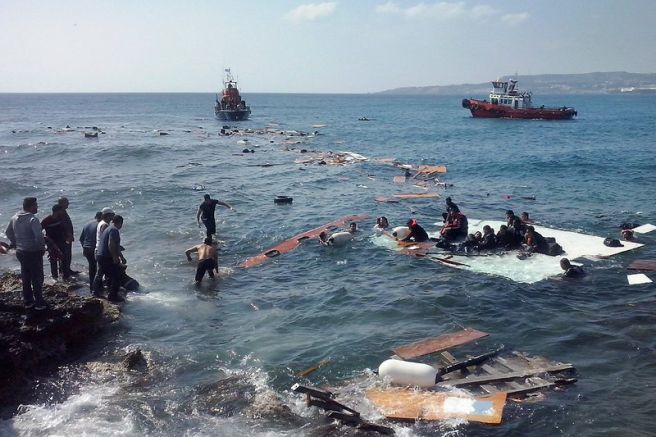 Изхвърлиха група мигранти от моторна лодка на плаж край испанския