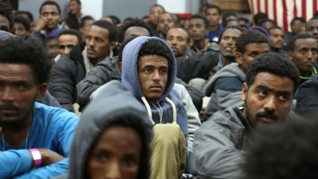 Либийски граничари спасиха над 80 мигранти, изоставени в пустинята на