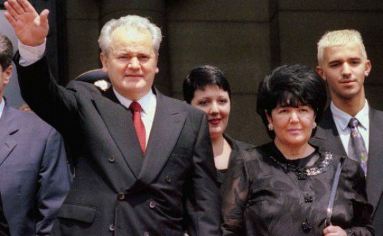 Плакати с образа на бившия сръбски диктатор Слободан Милошевич с