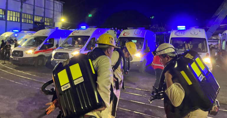 Десетки работници са били блокирани под земята след огромна експлозия
