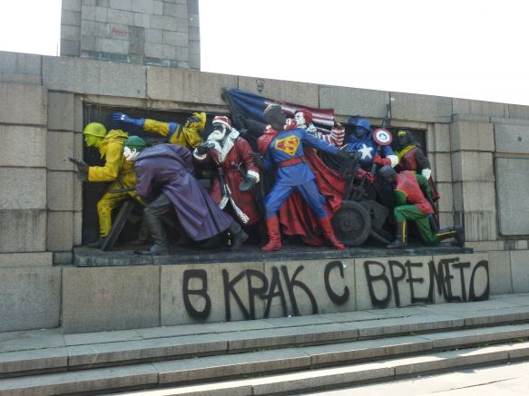 Анонимните артистични активисти от Destructive Creation предлагат Паметникът на Съветската