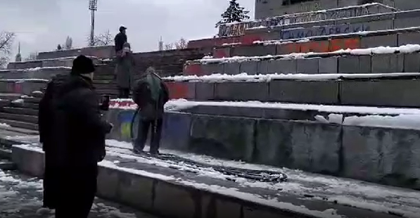 В София работници започнаха почистване на паметника на Съветската армия