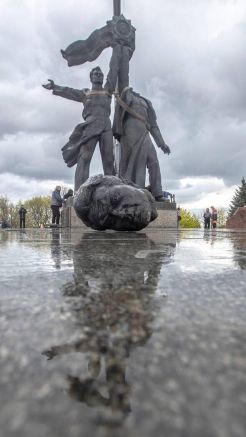 Статуи и мемориали, построени в чест на Съветския съюз и