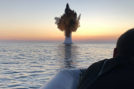 Военнослужещи от Военноморските сили унищожиха плаваща мина, открита в акваторията