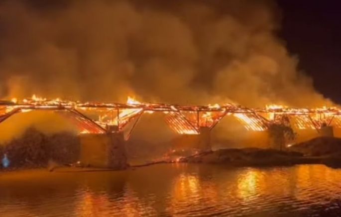 Най-дългият дървен мост в Китай рухна след пожар, съобщи шанхайското