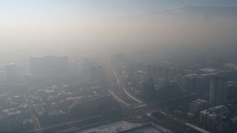 Опасно мръсен въздух в почти цялата страна отчитат уредите на