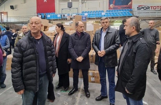 Лидерът на ДПС Мустафа Карадайъ лично занесе в Турция дарения