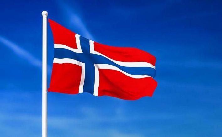 Норвегия която е член на НАТО и има обща граница