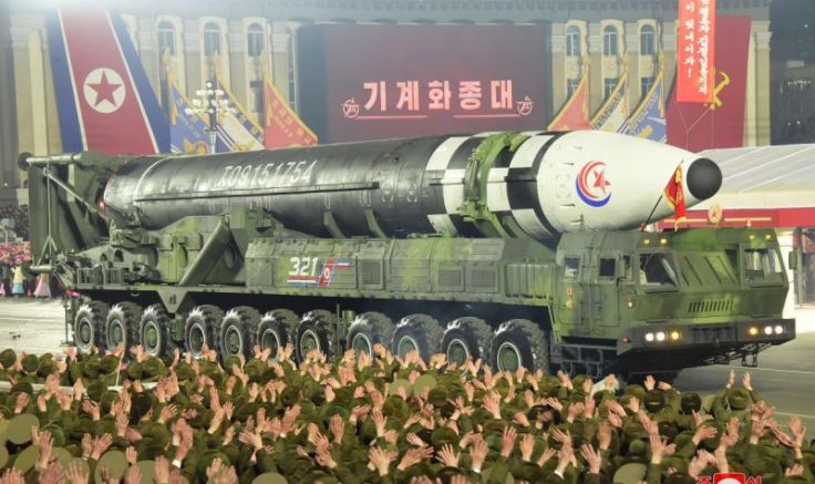 Северна Корея изстреля най-малко една балистична ракета край източното си